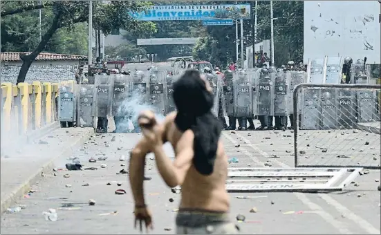  ?? LUIS ROBAYO / AFP ?? Ahir els antiavalot­s veneçolans van frenar els intents d’entrar al país pel pont Simón Bolivar de la localitat colombiana de Cúcuta