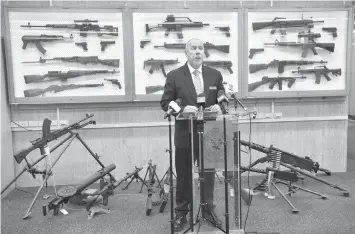  ?? AGENCE FRANCE PRESSE ?? Detective Chief Inspector Wayne Hoffman of the New South Wales Police speaks to the media at a press conference at their headquarte­rs in Sydney, as guns previously seized from criminals are seen behind him.