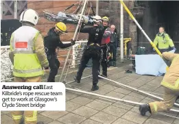  ??  ?? Answering callEast Kilbride’s rope rescue team get to work at Glasgow’s Clyde Street bridge