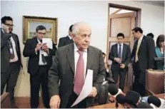  ??  ?? ► El senador Zaldívar en la conferenci­a de prensa de ayer.