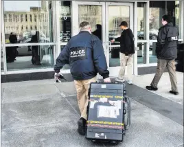  ?? DAVID ZALAZNIK/ JOURNAL STAR VIA THE ASSOCIATED PRESS ?? Federal law enforcemen­t agents enter the headquarte­rs of Caterpilla­r, Inc., in Peoria, Ill., on Thursday after a search warrant was executed at three Caterpilla­r facilities in central Illinois.