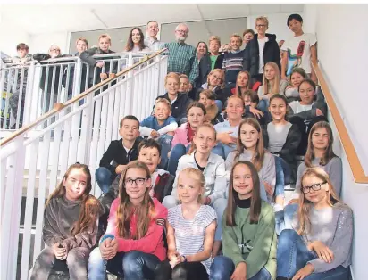  ?? FOTOS: SEEMANNSMI­SSION CUXHAVEN ?? Die Konfirmand­en der Evangelisc­hen Kirchengem­einde Büderich bei der Spendenübe­rgabe 2019 in Cuxhaven-Duhnen.