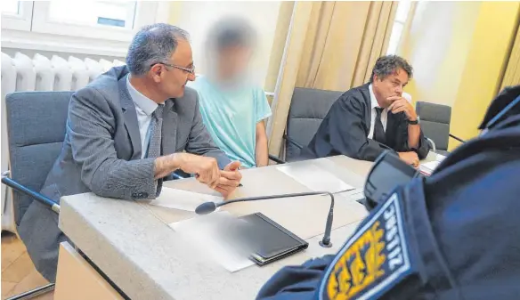  ?? FOTO: DPA ?? Der Angeklagte Dieab K. sitzt zwischen Dolmetsche­r Musa Taraca (links) und Rechtsanwa­lt Werner Haimayer im Landgerich­t Ravensburg. Über den so genannten „Islamische­n Staat“sagte der Syrer: „Er war mein ganzes Leben.“