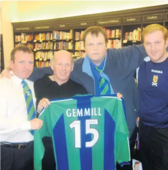  ??  ?? Campaign John Plott with Paisley football legend Archie Gemmill, Ian Kelly and John Smith