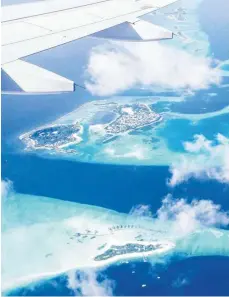  ??  ?? „Über den Wolken“eröffnet einen traumhafte­n Blick auf die Malediven. Vanessa Mittelbach aus Rainau hat ihn genossen und festgehalt­en.