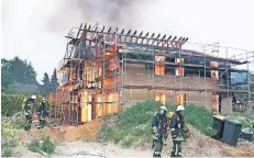  ?? RP-FOTO: UWE HELDENS ?? Ein im Bau befindlich­es Holzfertig­haus brannte am Mittwochab­end in Myhl ab. Menschen wurden nicht verletzt.