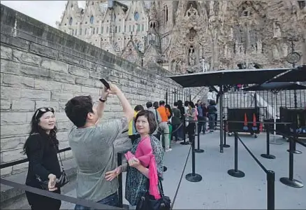  ?? MANÉ ESPINOSA ?? Turistas chinos hacen cola en los accesos de la Sagrada Família