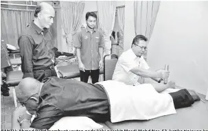  ?? — Gambar Bernama ?? BANTU: Ahmad Razif membuat urutan pada kaki pesakit Masdi Mohd Nor, 53, ketika tinjauan ke Pusat Rehabilita­si 1Malaysia di Seberang Takir.