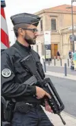  ?? FOTO: DPA ?? Polizist vor dem Bahnhof in Marseille: Hier waren am Sonntag zwei Frauen getötet worden – womöglich war es ein Terrorakt.