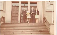  ?? FOTO: BICKENBACH ?? Der Fotograf stand beim Hochzeitsf­oto viel zu weit weg: die Trauzeugen Lutz Boy(l.) und Karin Steinhusen (r.) mit Karla und Wulff Bickenbach.