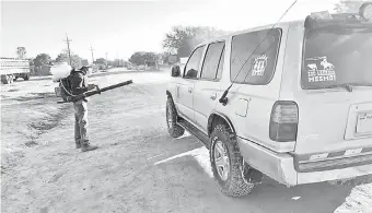  ??  ?? Barrera de control implementa­do por ciudadanos en la comunidad de Toro Pampa.