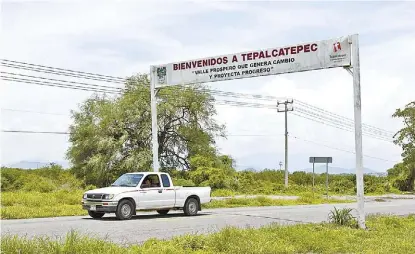  ?? ARACELI LÓPEZ ?? La entrada al poblado michoacano, un día después de los hechos.