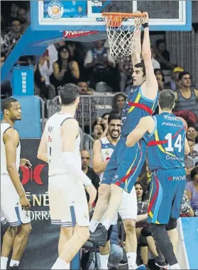  ?? FOTO: EFE ?? Giorgi Shermadini, pívot del MoraBanc Andorra, machacando ante el Madrid