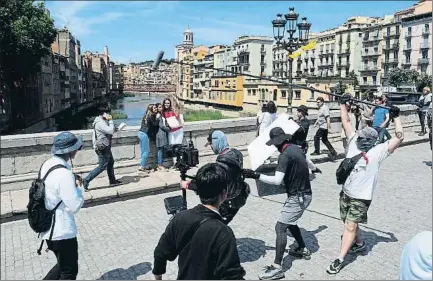  ?? PERE DURAN / NORD MEDIA ?? Expectació ahir al pont de Pedra de Girona, escenari d’algunes de les escenes de la producció