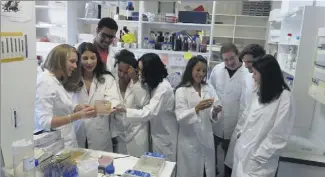  ?? (Photos J. -M. V.) ?? Après la phase théorique, les étudiants vont passer à la pratique au laboratoir­e d’ingénierie des systèmes macromoléc­ulaires de l’Institut de microbiolo­gie de la Méditerran­ée.