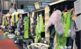 ?? | SCOTT STEWART~SUN-TIMES PHOTOS ?? Award-winning choreograp­hy is required backstage as well when actors from “Priscilla Queen of the Desert” change costumes in the wardrobe (left). The most complicate­d maneuver requires an actor to change into “Gumby” from the “Paint brush” costume — in...