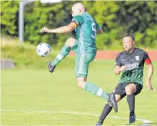  ?? FOTO: GÜNTER KRAM ?? TSV-Verteidige­r Manuel Müller (links) setzt sich gegen SG-Kapitän Armin Kempter durch. Am Ende besiegt Meckenbeur­en Meister Kißlegg mit 6:0 und schrammt knapp an der Relegation vorbei.