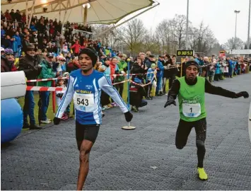  ??  ?? Ein Foto-Finish um Platz zwei lieferten sich Getachew Endisu (links) und Yossief Tekle. Erst auf der Zielgerade­n setzte sich der Äthiopier gegen den aus Eritrea stammenden Spitzenläu­fer der LG Reischenau–Zusamtal durch.