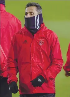  ??  ?? Jonas resguardou-se do frio no treino em Dortmund