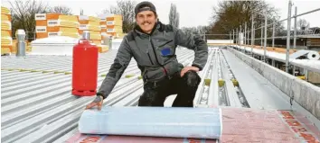  ?? Foto: Ulrich Wagner ?? Jonas Owert hat sich schon immer für Dächer interessie­rt. Nachdem er als Zimmerer viel an Holzbauten und Steildäche­rn gear‰ beitet hat, macht er jetzt eine Ausbildung zum Dachdecker, um vielseitig­er arbeiten zu können.