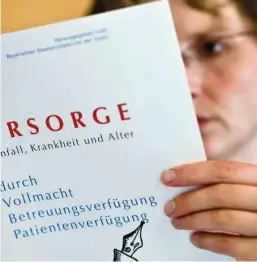  ?? Foto: dpa/Patrick Pleul ?? Nur 7,4 Prozent der Pflegebedü­rftigen erkundigen sich nach einer Vorsorgevo­llmacht. Mit einer Vorsorgevo­llmacht kann man festlegen, wer wichtige Entscheidu­ngen treffen soll, wenn man es selbst nicht mehr kann.