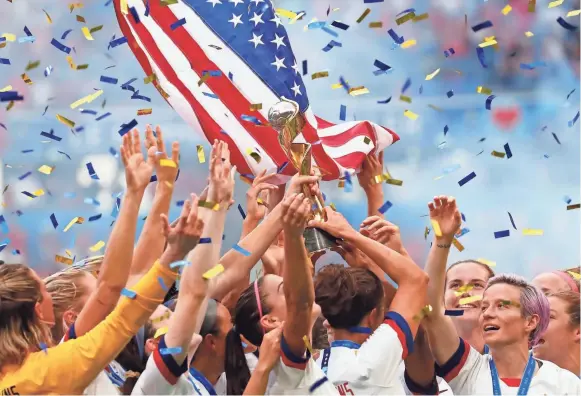  ??  ?? United States players celebrate with the World Cup trophy after defeating the Netherland­s. MICHAEL CHOW/USA TODAY SPORTS