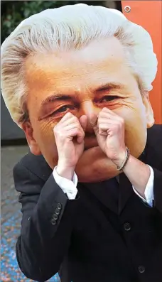  ?? PETER DEJONG/AP PHOTO ?? GAGAL MENANG: Seorang demonstran yang mengenakan topeng Geert Wilders berpose seakan menangis setelah politikus anti-Islam tersebut kalah dalam pemilu yang berlangsun­g Rabu (15/3).