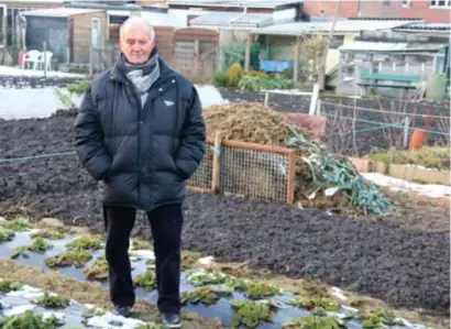  ?? FOTO DIRK ROEFFLAER ?? François Vandersmis­sen in zijn tuintje. “Ik kweek hier groenten, aardappele­n en aardbeien voor vier huishouden­s.”