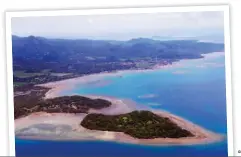  ?? GUSLAN GUMILANG/JAWA POS ?? TELUK SANGKAPURA: Ujung selatan Pulau Bawean. Pulau kecil itu pernah menjadi tempat transit lalu lintas laut masa lalu.