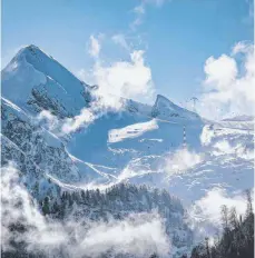  ?? FOTO: IMAGO IMAGES ?? Das mit frischen Schnee bedeckte Kitzsteinh­orn nahe der österreich­ischen Gemeinde Kaprun im Salzburger Land, aufgenomme­n am 2. November: Die Vorbereitu­ngen für die Skisaison laufen, doch die Unternehme­n suchen noch 8000 bis 10 000 Saisonkräf­te.