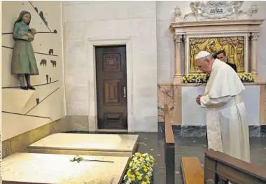  ??  ?? PLEGARIA. EL PAPA FRANCISCO, AYER, AL INTERIOR DE UN TEMPLO DURANTE LOS ACTOS DE CANONIZACI­ÓN DE LOS HERMANOS MARTO EN FÁTIMA, PORTUGAL.