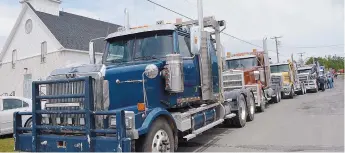  ??  ?? Un cortège d’une trentaine de semi-remorques a accompagné Albert Thibeault le doyen des camionneur­s du Restigouch­e-Ouest - jusqu’à son dernier repos. Acadie Nouvelle: Jean-François Boisvert