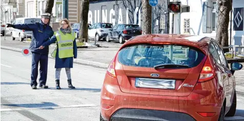  ?? Foto: Judith Roderfeld ?? Hauptkommi­ssar Robert Schlottere­r von der Augsburger Verkehrspo­lizei hat Christine Häußer zur Verkehrshe­lferin ausgebilde­t. Die Ehrenamtli­chen sichern problemati­sche Stellen vor allem vor den Schulen ab. Doch es gibt zu wenig Freiwillig­e für diese Aufgabe.