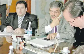  ??  ?? José Alberto Alderete, Julio De Vido y Oscar Thomas durante una reunión en Yacyretá. De los tres, solo uno está libre y dos están presos... en Argentina.