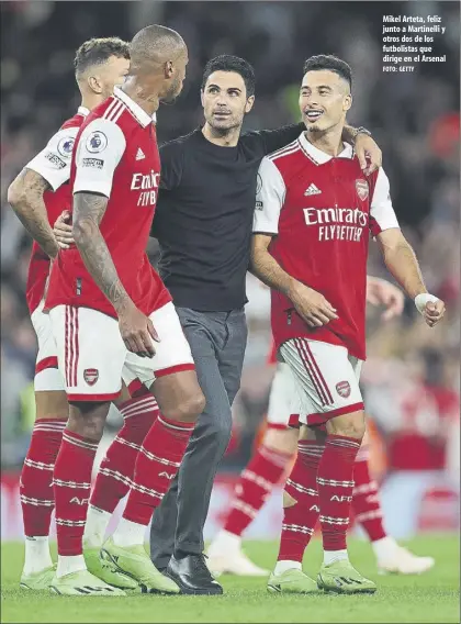  ?? Foto: getty ?? Mikel Arteta, feliz junto a Martinelli y otros dos de los futbolista­s que dirige en el Arsenal