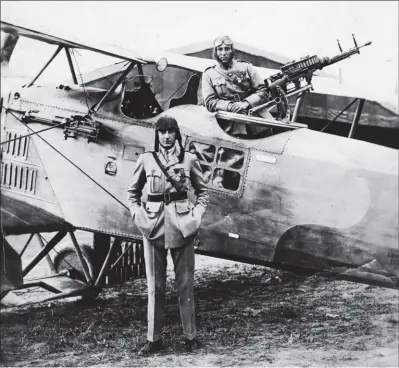  ?? DR/COLL. MÉCHIN ?? Le s-lt Simon de Peyerimhof­f devant son Breguet 14B2 de l’Escadrille BR 129 en 1918 (où il sert avec son frère Jacques). Un des meilleurs pilotes du bombardeme­nt, il remporta également quatre victoires homologuée­s sur son Breguet 14B2.