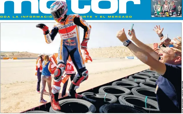  ??  ?? EN CASA. Victoria de Marc Márquez en Alcañiz rodeado de sus aficionado­s. Aumenta su renta al frente de la clasificac­ión de MotoGP a falta de cuatro carreras.