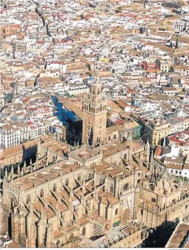  ?? ANTONIO PIZARRO ?? Vista aérea del centro de Sevilla y su zona monumental, la que soporta mayor presión de la vivienda turística.