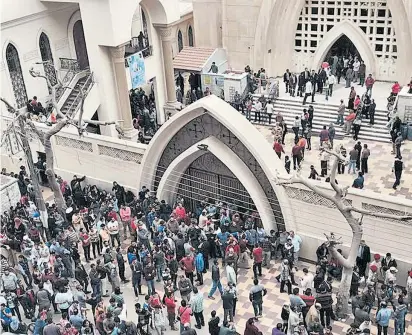  ??  ?? In der Kirche von Tanta im ägyptische­n Nildelta ereignete sich Sonntagfrü­h der erste Anschlag einer Serie, zu deren Urhebersch­aft sich der IS später bekannte. Dort starben dutzende Betende.