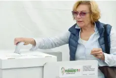  ?? — AFP ?? A woman casts her ballot to vote for the Italian Democratic Party (PD) primaries at Piazza de Popolo in Rome.