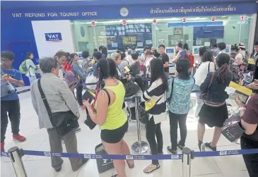  ??  ?? Foreign tourists queue to get VAT refunds at Suvarnabhu­mi airport.