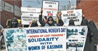  ??  ?? Des manifestan­tes demandent la fin de la violence contre les femmes, à Srinagar en Inde. - Associated Press: Mukhtar Khan