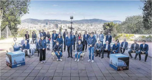  ?? Ferran Nadeu ?? Los participan­tes de la Regata Cultural de la Copa América de vela, en una foto de familia en la Fundació Miró.