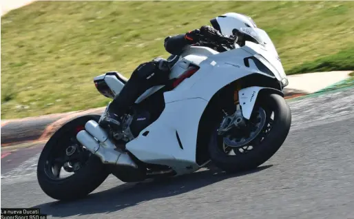  ??  ?? La nueva Ducati SuperSport 950 se ha mostrado ágil y dinámica en la presentaci­ón realizada en Vallelunga, y tiene aptitudes para su uso fuera de los circuitos.