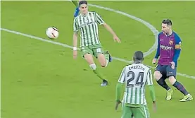  ??  ?? Belleza. Messi le dio de emboquilla­da. Ese día le hizo tres al Betis.