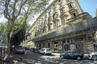  ?? (foto LaPresse/Lannutti) ?? Il palazzo occupato in viale Carlo Felice da 14 anni