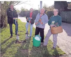  ?? RP-FOTO: TL ?? Im Frühjahr wird es auch dank Ulrich Lohmar, Robert Stirken, Harry Meschke und Hans Kreutz (v.l.) kunterbunt an Gellep-Stratums Wegesrände­rn.