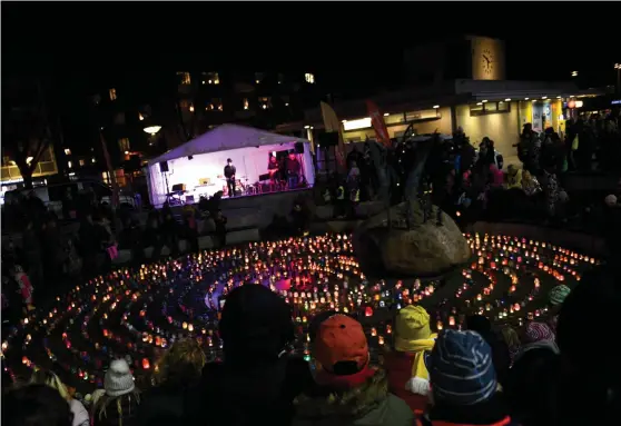  ?? Bild: REBECKA KVINT ?? LYKTOR I HÖSTMÖRKRE­T. 1 524 ljuslyktor tändes på Stortorget i går kväll.