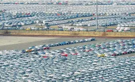  ??  ?? Der europäisch­e Autoexport – im Bild der für VW wichtige Hafen Emden in Niedersach­sen – bekommt die Konjunktur­delle zu spüren.