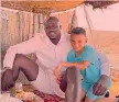  ?? ?? Kalidou Koulibaly ha trascorso le vacanze con la famiglia in Senegal. Il difensore del Napoli è molto legato alla sua terra d’origine e alla sua gente.